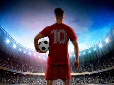 Erkek profesyonel futbolcu Danimarka milli takımı forması giyiyor. 10 numaralı forma taraftarlarla dolu bir maç için stadyuma giriyor..