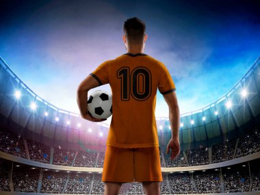 Hollanda Milli Turuncu Takımı forması giyen profesyonel erkek futbolcu, 10 numaralı formayla taraftarlarla dolu bir maç için stadyuma giriyor..