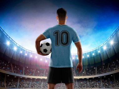 Uruguay milli takımının açık mavi formasını giyen profesyonel erkek futbolcu 10 numaralı formayla taraftarlarla dolu bir maç için stadyuma giriyor..