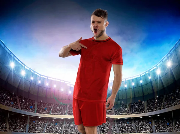 丹麦职业足球运动员 手拿球手拿球 带着富有挑战性的表情盯着体育场后面的公众 — 图库照片