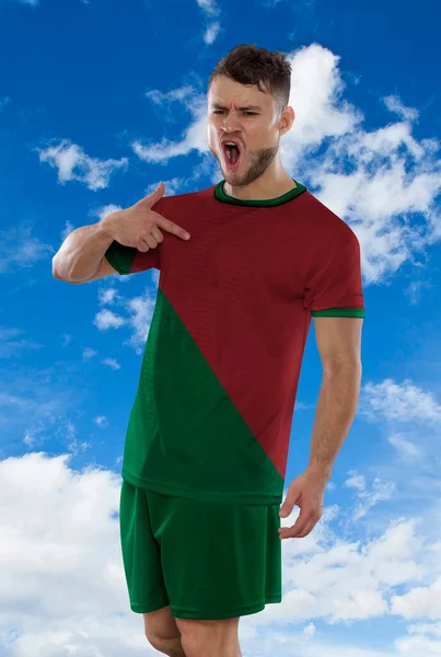 Profesjonalny Piłkarz Czerwono Zielonym Shircie Reprezentacji Portugalii Krzyczący Podniecenia Strzelenie — Zdjęcie stockowe