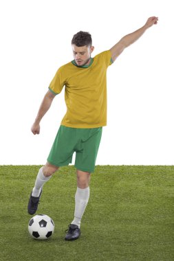 Profesyonel futbolcu sarı Avustralya milli takımı formasıyla beyaz arka planda meydan okuma ve karar ifadesiyle gol atmak üzere..