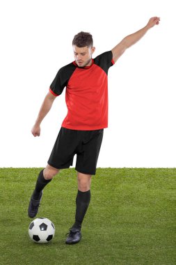 Kırmızı ve siyah Belçika milli takım formasına sahip profesyonel futbolcu, beyaz arka planda meydan okuma ve karar ifadesinde bir gol atmak üzere..