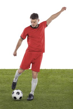 Kırmızı Kore Cumhuriyeti Milli Takımı forması olan profesyonel futbolcu, beyaz arka planda meydan okuma ve karar ifadesiyle gol atmak üzere..