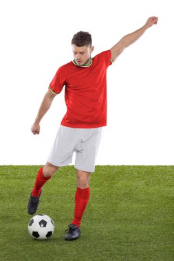 Kırmızı Galler Milli Takımı forması olan profesyonel futbolcu, beyaz arka planda meydan okuma ve karar ifadesiyle gol atmak üzere..