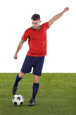 Kırmızı İspanya milli takımının formasına sahip profesyonel futbolcu beyaz arka planda meydan okuma ve karar ifadesiyle gol atmak üzere..
