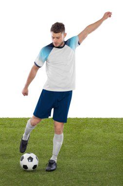 Beyaz İngiltere Milli Takımı forması olan profesyonel futbolcu, beyaz arka planda meydan okuma ve karar ifadesiyle gol atmak üzere..