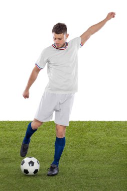 Beyaz Amerikan milli takım formalı profesyonel futbolcu beyaz arka planda meydan okuma ve karar ifadesiyle gol atmak üzere..