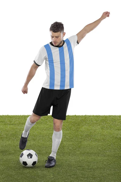 职业足球运动员 蓝白相间的阿根廷国家队球衣即将进球 他的脸上带着挑战和决定的表情 — 图库照片