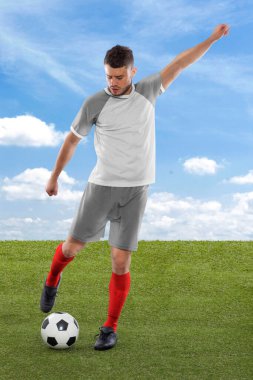 Gri Polonya Milli Takımı forması olan profesyonel futbolcu, beyaz arka planda meydan okuma ve karar ifadesiyle gol atmak üzere..