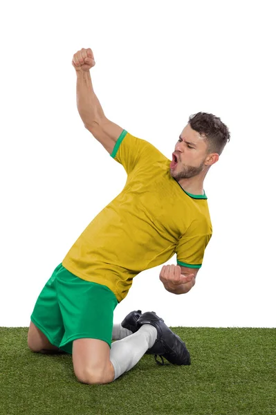 澳大利亚职业足球运动员 身穿黄色的国家队球衣 兴奋地大喊着要进球 并在白种人的背景下表现出挑战和快乐 — 图库照片