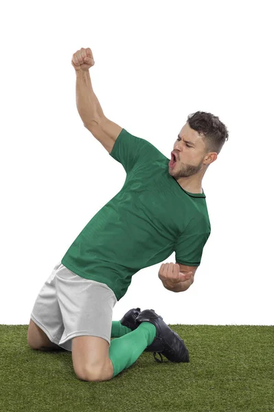 拥有绿色的沙特阿拉伯国家队球衣的职业足球运动员兴奋地大喊 因为他们在白种人的背景下 以一种挑战和快乐的表情进球得分 — 图库照片