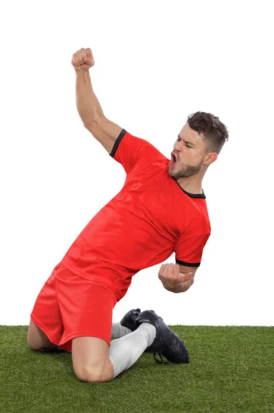 一名职业足球运动员 身穿红色韩国国家足球队球衣 为自己的进球而激动地大喊 并在白人背景下表现出挑战和快乐的表情 — 图库照片