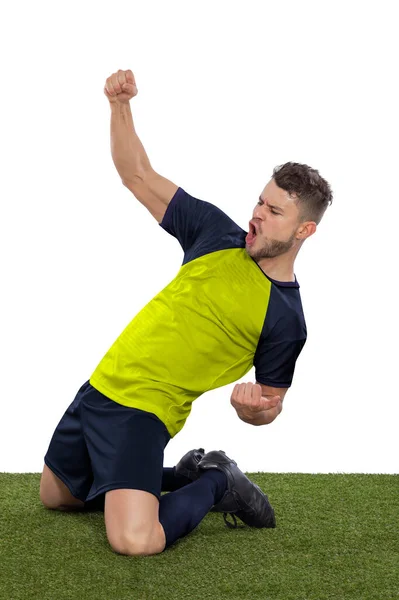 一名职业足球运动员 身穿黄色厄瓜多尔国家队球衣 为进球而激动地大喊 他的进球在白人背景下表现出挑战和快乐的表情 — 图库照片