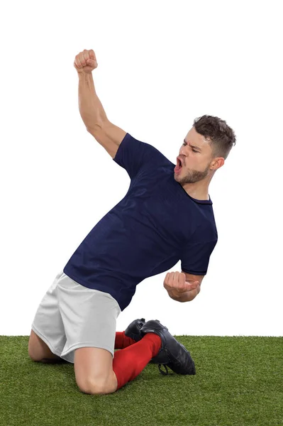 拥有蓝色法国国家队球衣的职业足球运动员兴奋地大喊着 因为他们在白种人的背景下 以一种挑战和快乐的表情进球得分 — 图库照片