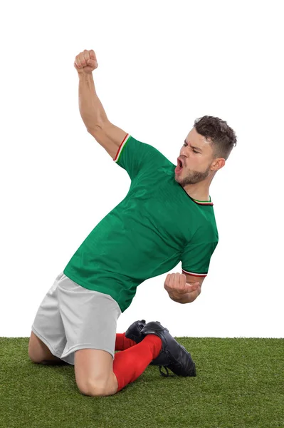 墨西哥职业足球运动员 身穿绿色墨西哥国家队球衣 为进球而兴奋地大喊 在白人背景下表现出挑战和快乐 — 图库照片