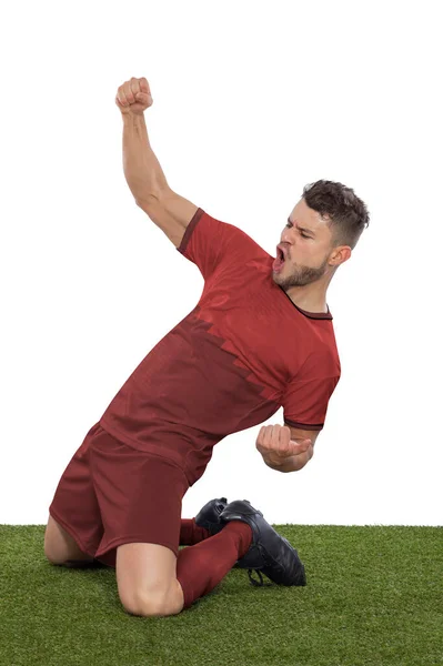 一名职业足球运动员 身穿红色卡塔尔国家队球衣 为进球而激动地大喊 他的进球在白人背景下表现出挑战和快乐的表情 — 图库照片