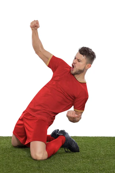 一名职业足球运动员 身穿红色塞尔维亚国家队球衣 为进球而激动地大喊 他的进球在白人背景下表现出挑战和快乐的表情 — 图库照片