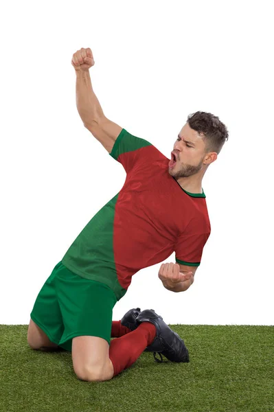 赤と緑のポルトガル代表のジャージを持つプロサッカー選手は 白を背景に挑戦と幸福の表現でゴールを決めたことに興奮して叫びます — ストック写真