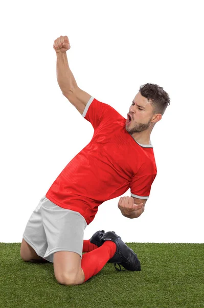 一名职业足球运动员 身穿红色的瑞士国家队球衣 为进球而激动地大喊 他的进球在白人背景下表现出挑战和快乐的表情 — 图库照片
