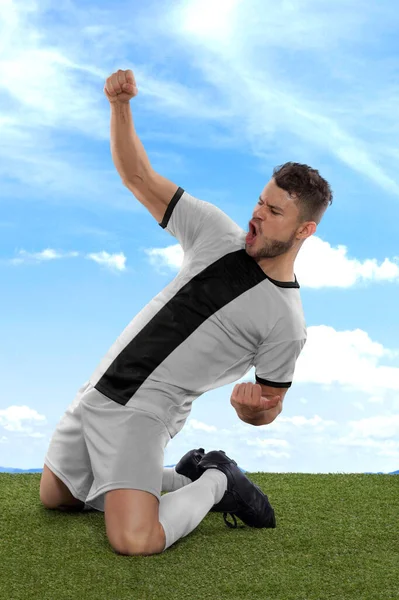 德国职业足球运动员 白种人 黑种人 德国国家队的球衣队员 在球场上用一种挑战和快乐的表情 为进球而兴奋地大喊 — 图库照片