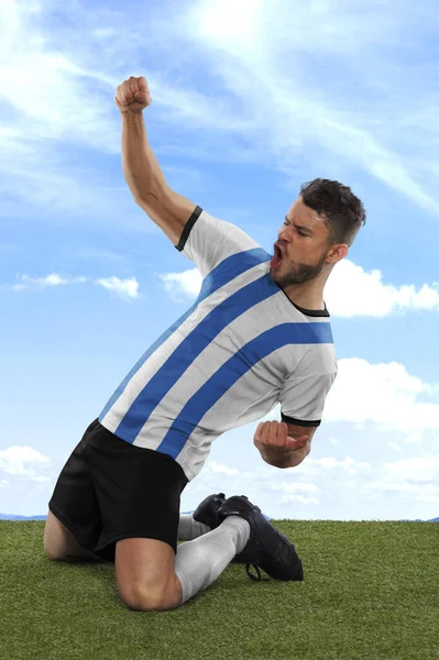 阿根廷职业足球运动员 身穿浅蓝色和白色的国家队球衣 兴奋地大喊着要进球 在场上的草地和云彩背景上表现出挑战和快乐 — 图库照片