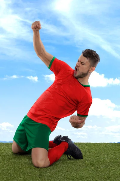 Profesjonalny Piłkarz Zieloną Czerwoną Marokańską Drużyną Narodową Jersey Krzyczący Podnieceniem — Zdjęcie stockowe