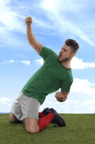 墨西哥职业足球运动员 身穿绿色墨西哥国家队球衣 为进球而激动地大喊 在场上的草场和云彩背景下表现出挑战和快乐 — 图库照片