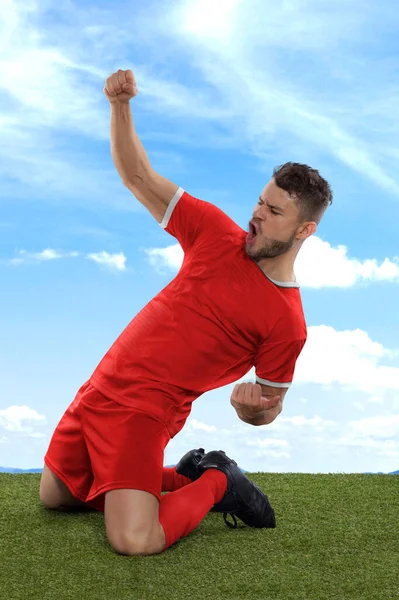 Profesjonalny Piłkarz Czerwoną Koszulką Drużyny Narodowej Tinisia Krzyczy Podnieceniem Strzelenie — Zdjęcie stockowe
