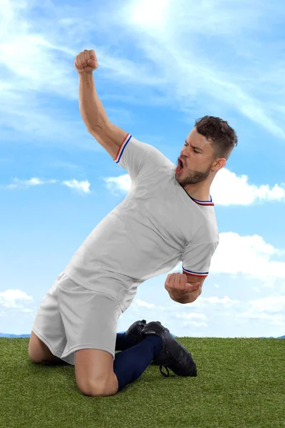 美式足球职业球员 身穿白色国家队球衣 为进球而激动地大喊 在球场的草场和云彩背景下表现出挑战和快乐 — 图库照片