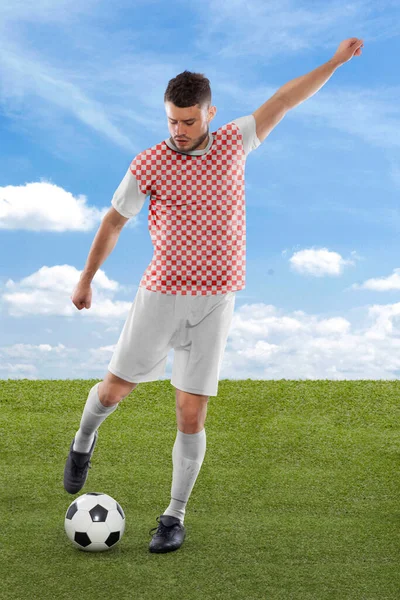 크로아티아 유니폼을 경기장 잔디와 배경에서 결정의 표정으로 넣으려는 — 스톡 사진