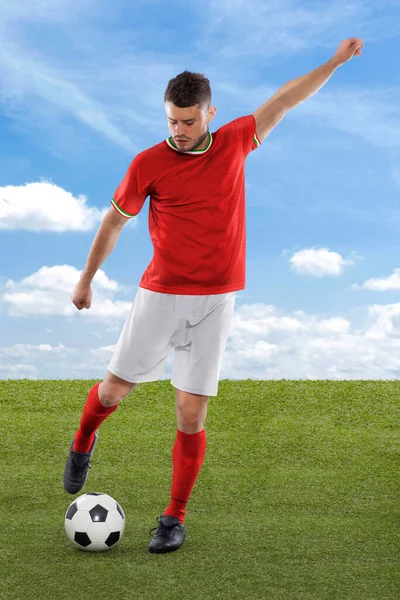 Kırmızı Galler Milli Takımının Formasına Sahip Profesyonel Futbolcu Sahadaki Çimenler — Stok fotoğraf