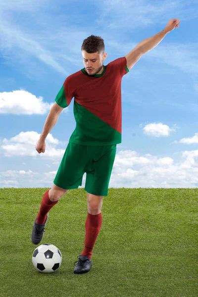 Profesjonalny Piłkarz Zieloną Czerwoną Portugalską Drużyną Narodową Jersey Który Strzeli — Zdjęcie stockowe