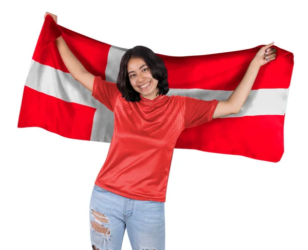 彼のお気に入りのチームの勝利のために幸せ 彼の手の中にデンマークへの赤いスポーツジャージとフラグを持つ若いサッカーの熱狂的な女性 — ストック写真