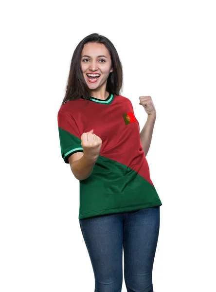 ポルトガル代表チームの赤と緑のTシャツを着た若い美しいファンは 白を背景にして幸せと興奮を目標にしています — ストック写真