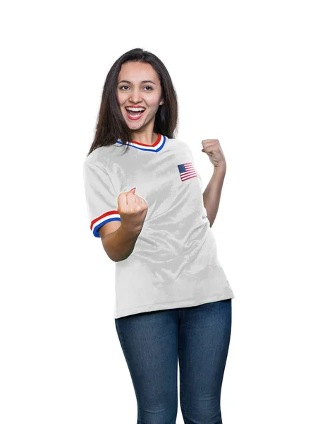 アメリカ代表チームの白いTシャツを着た若い美しいファンは 白を背景にして幸せと興奮を目標にしています — ストック写真