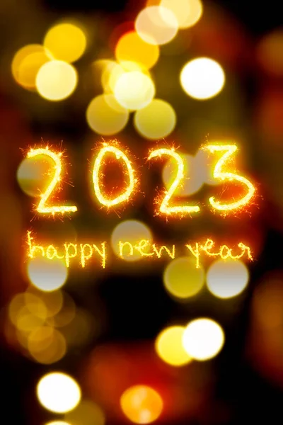 花火のテキストが幸せな新年を望むと背景にある暗い光2023 — ストック写真