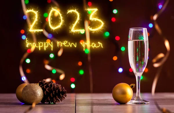 Jedna Sklenička Šampaňským Silvestrovském Večírku Pozadí Přeje Šťastný 2023 — Stock fotografie