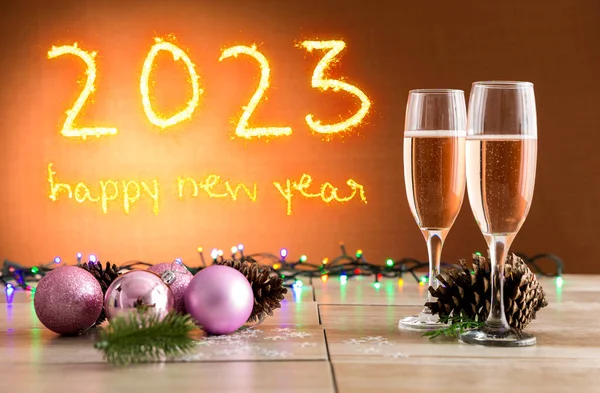 Dvě Sklenice Šampaňským Silvestrovském Večírku Pozadí Přeje Šťastný 2023 — Stock fotografie