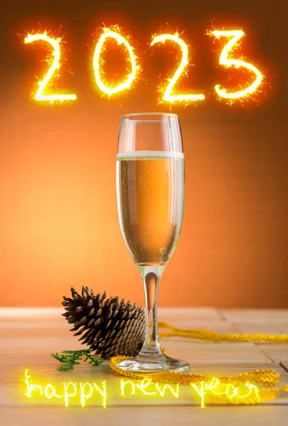 Dvě Sklenice Šampaňským Silvestrovském Večírku Pozadí Přeje Šťastný 2023 — Stock fotografie