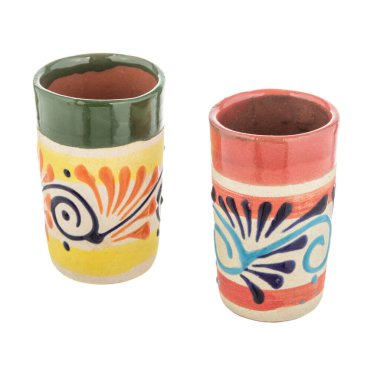 Meksika 'da yapılmış iki kırmızı kil tekila bardağı sürahi. Geleneksel el yapımı Meksika kil çanak çömleği. izole edilmiş beyaz arkaplan.