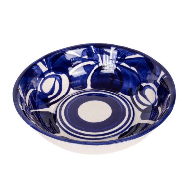 Meksika yapımı koyu mavi seramik tabak. Geleneksel el yapımı Meksika seramiği. izole edilmiş beyaz arkaplan.