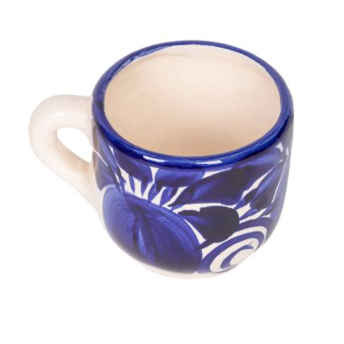 Meksika yapımı yuvarlak mavi seramik bardak. Geleneksel el yapımı Meksika seramiği. izole edilmiş beyaz arkaplan.