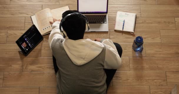 Young Man Headphones Sitting Floor His House Studying Working Home — Vídeo de Stock