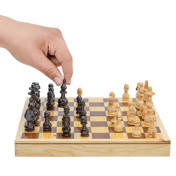 男の手の動きを実行 白を背景に黒と天然色のチップと伝統的な手作りの木製チェスボード — ストック写真