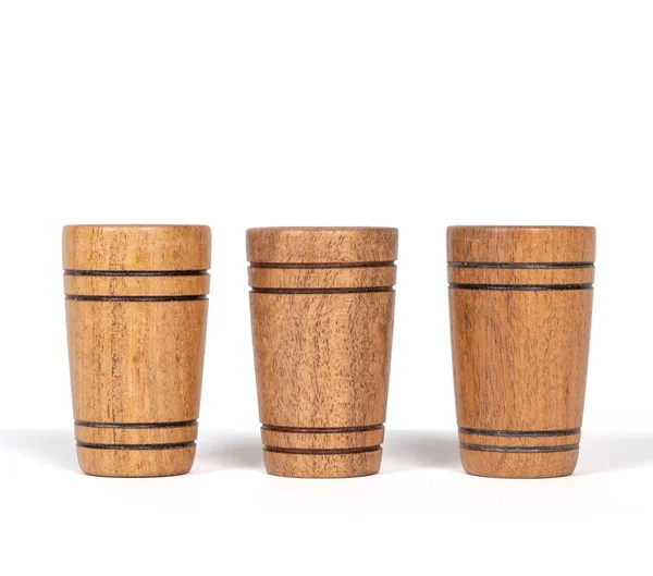 三只手工制作的木制酒杯 用于饮用葡萄酒 龙舌兰酒 伏特加 白色背景隔离 — 图库照片