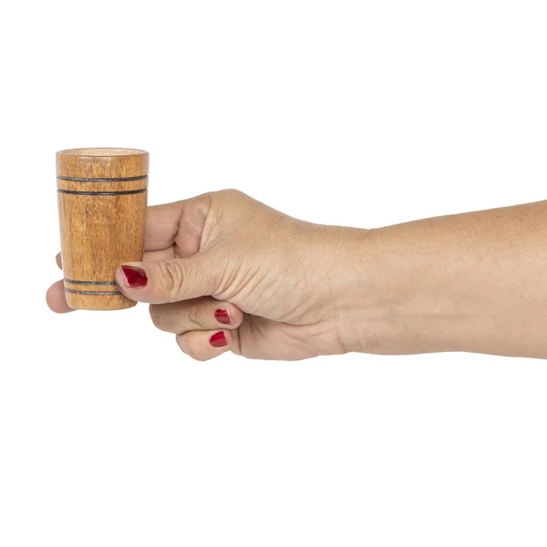 Kobiet Ręka Whit Ręcznie Robione Rzemieślnik Drewniane Szklanki Picia Wina — Zdjęcie stockowe