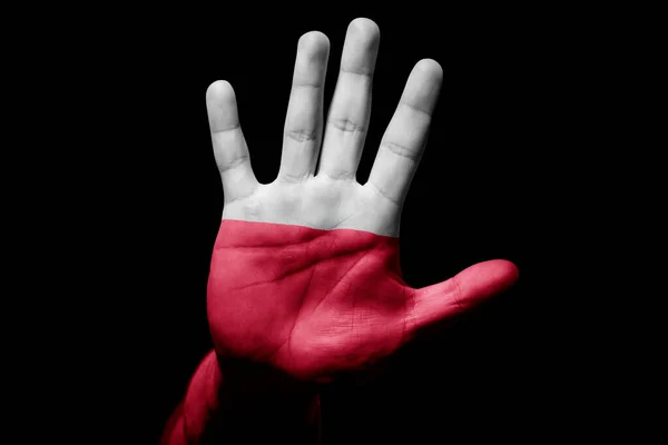 人種差別 黒の背景での虐待への停止の兆候でポーランドの旗を手にする — ストック写真