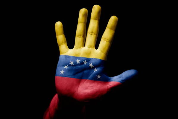 人種差別 黒人の背景への虐待への停止の兆候でベネズエラの旗を持つ男の手を傾ける — ストック写真