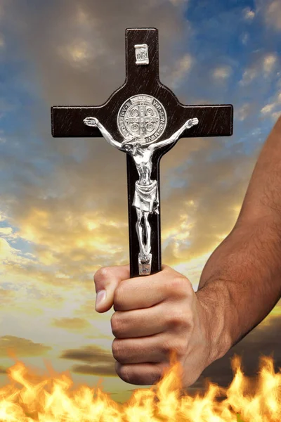 Man Hand Crucifix Flames Sky Background Clouds Sunset — Photo